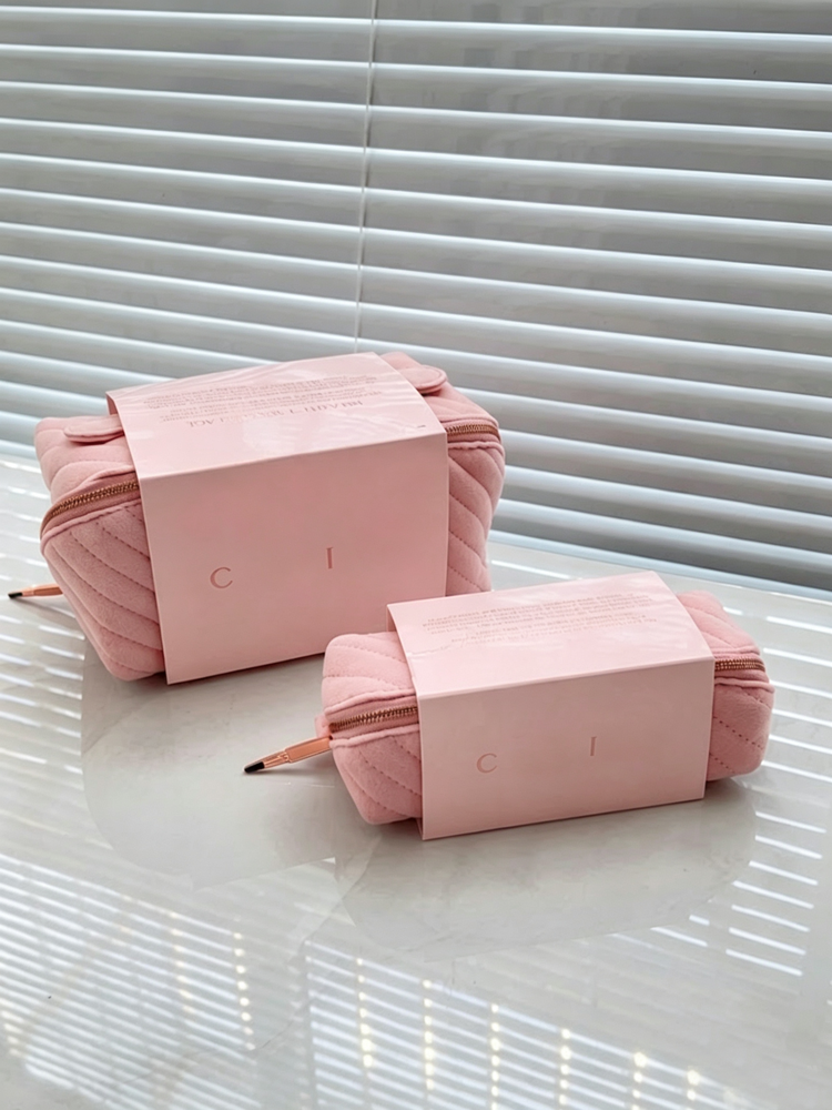 51180977 Pink Quilted Velvet Makeup Bag Logo Decor Portable Travel Cosmetic Storage Pouch