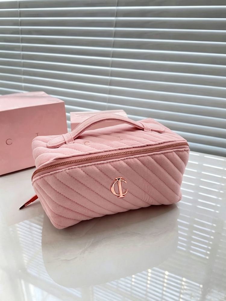 51180977 Pink Quilted Velvet Makeup Bag Logo Decor Portable Travel Cosmetic Storage Pouch