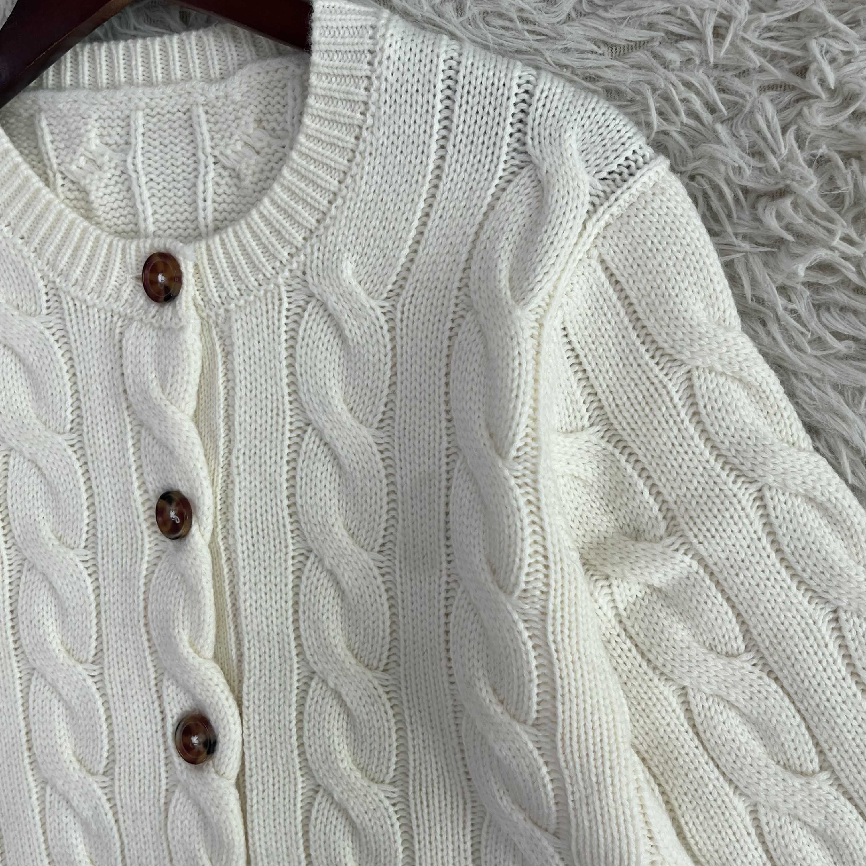 39448799 Cardigan in Natural Cable-knit Wool and Cashmere Cardigan