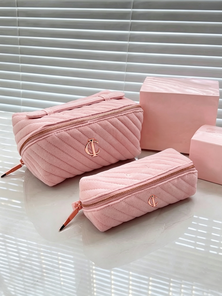 51180977 Pink Quilted Velvet Makeup Bag Logo Decor Portable Travel Cosmetic Storage Pouch