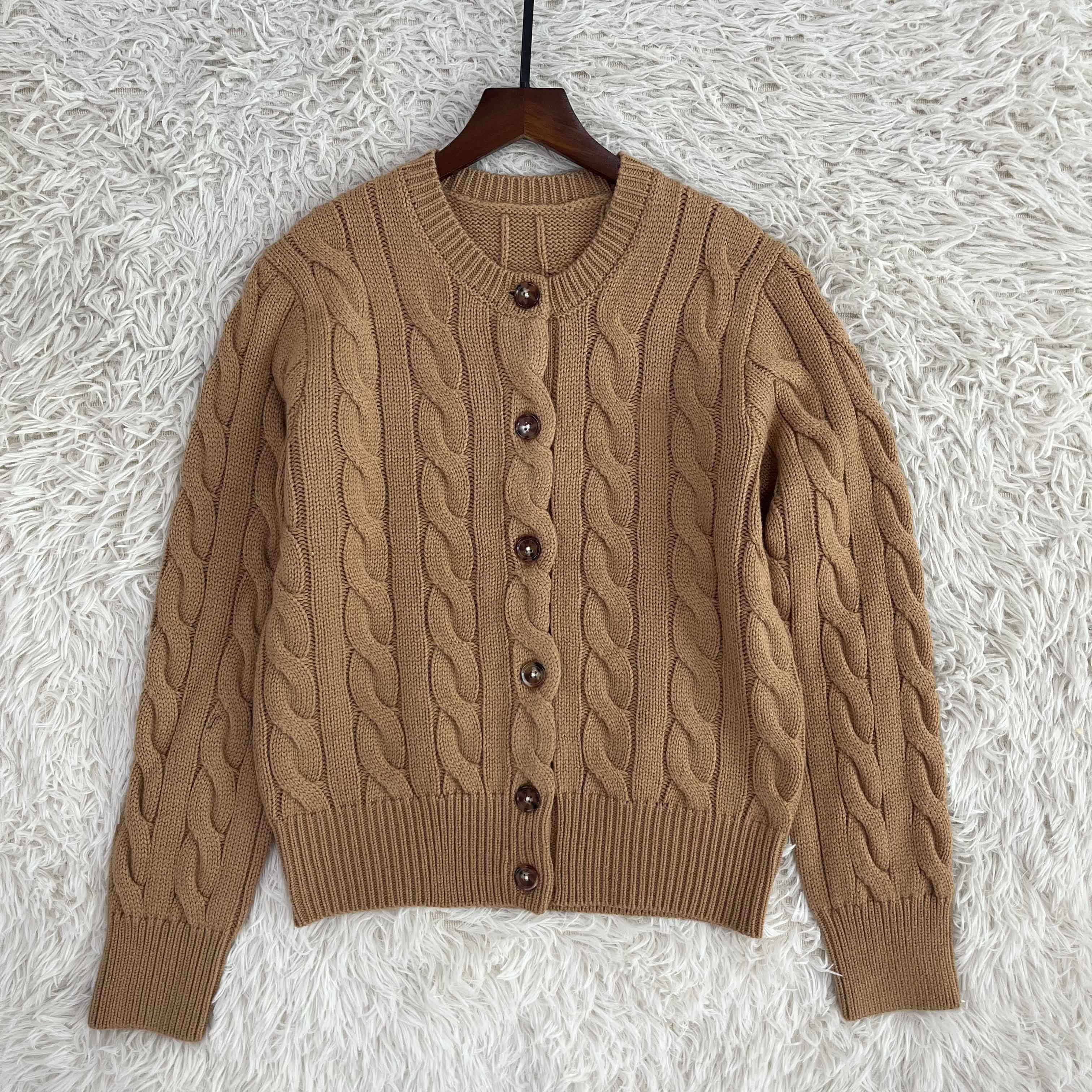 39448799 Cardigan in Natural Cable-knit Wool and Cashmere Cardigan
